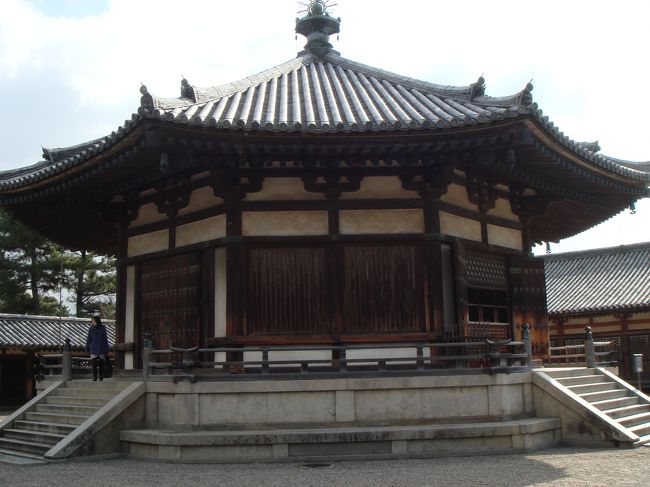 <夢殿><br />ここは、あの有名な「救世観音像」が安置されているところ。<br />ただし秘仏のため、春と秋の決まった期間にしか見れないので今回は残念。<br /><br />それにしても法隆寺は結構広くて見応えがありますね。<br />すごくのどかでゆっくり散歩でもしながら時間をかけて見たいなと思いました。<br />でも今回はあまり時間の余裕がないので、要所だけ見て、中宮寺も我慢して、<br />次の場所へ向かうべく、来た道と同じコースでいったん奈良駅まで戻りました。<br />