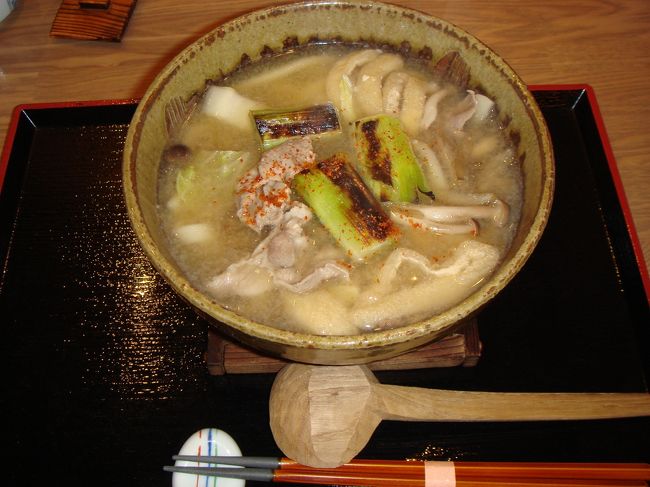 いったん奈良駅周辺へ戻り、ランチタイム♪<br />麺系が食べたいね〜と歩いて見つけたお店でおうどんをいただきました。<br /><br />Kumakoがいただいたのは、白だし＆お味噌ベースのおうどん(￥800位)。<br />ほうとうみたくやや太めで、具だくさんでけんちんうどんみたいな感じでした。<br />お店自体はうなぎ屋さんなのですが、おうどんも美味しかったです。<br /><br /><うなぎ　川はら　奈良店><br />http://unagino-kawahara.com/index.php/<br /><br />