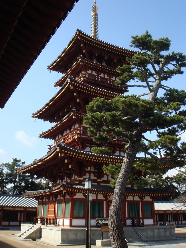 <薬師寺/西塔><br />こちらもわりと最近再建された西塔。<br />こちらも色鮮やかで、興福寺や法隆寺でみた五重塔とは違って豪華な印象。