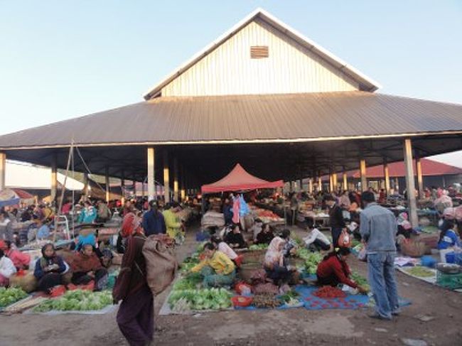 [ムアンシン - 市場]<br /><br />　ルアンナムターとムアンシンには常設の農作物市場があります。前者の方は普通の市場ですが、ムアンシンの方(写真)は外国人も訪れる「少数民族・見学」スポットとされています。