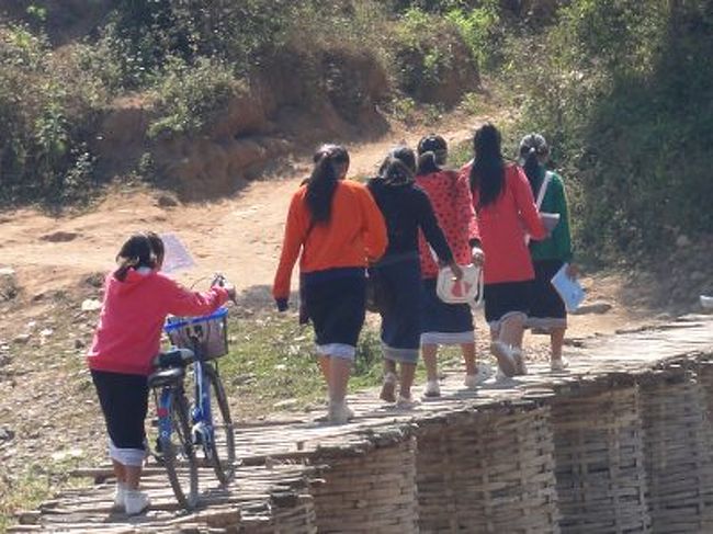 [ラオス]<br /><br />　ラオス北部も雲南同様、少数民族で有名です。その拠点はルアンナムターとムアンシン。景洪からバスやワゴンを乗り継いでいけば、午後にはルアンナムターに到着できるでしょう。数は少ないですが、景洪や孟拉(モンラー)から直通バスも出ています。<br /><br />参考: ラオス・中国国境のカジノタウン<br />http://4travel.jp/traveler/sekai_koryaku/album/10574274/
