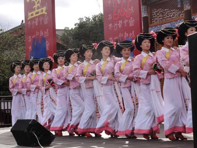 [麗江、大理、昆明]<br /><br />　麗江はナシ族の町。一大観光地ということもあり、少数民族風情の演出に抜かりはありません。古城の広場では、白や黄色のスカートと赤いベストを身につけたオバサン達がフォークダンスを踊り、すぐ近くにある束河古鎮では、毎日豪華な民族ショー(写真)が行われます。<br /><br />参考: 麗江逃票日記 全６作<br />http://4travel.jp/traveler/sekai_koryaku/album/10527829/