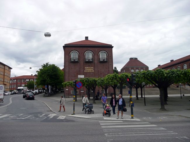 旅行で行く所ではないですが，せっかくなのでスウェーデン王立工科大学（KTH）の様子を少し．<br />これは，正面入り口前．