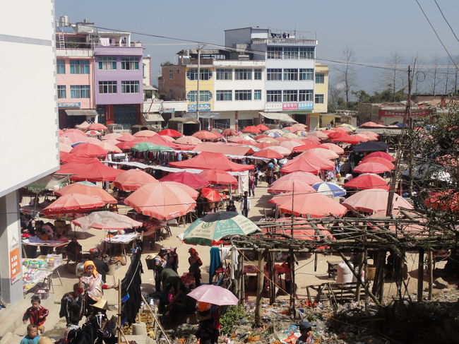 　次に紹介するのが、牛角寨の定期市(４日に１日)。新街から９０分ほど悪路を走った先にある大きなマーケットです。運動場のように広い敷地で行われ、大変熱気があります。