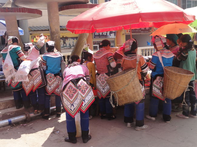 　元陽でよく見かけるのは、主にハニ族とイ族。その見分け方ですが、写真のような菱形の布飾りをお尻につけているのがこの辺りのイ族のスタイル。たいてい、膝下が青いジャージ風ズボンを履いています。