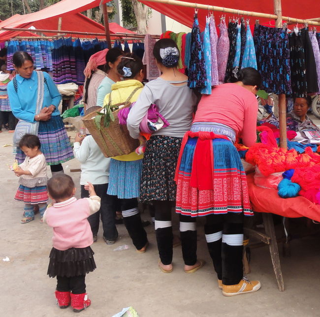 　スカートは原宿辺りで売ってそうなフリル付のペラペラ・スカート。一方、上着は現代服を適当にコーディネート。派手カワイイのはいいのですが、これらはモロ既製服で、手作りの民族服を着ている女性はほとんどいません。とはいえ、みんなが同じようなスカートとすね当て身に着けているという点で、民族衣装の要件は十分満たしていると思われます。これらのすね当ては農作業の怪我防止という本来の目的を離れ、お洒落なハイソックスにしか見えません。