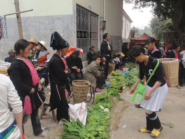 　写真はランテン・ヤオ族とミャオ族の女性。このように、市場のあちこちで、少数民族の異種格闘技戦が行われているのでした。マーケットの規模、民族の豊富さ、アクセスの良さなどを考えると、老孟が雲南No.1の定期市と言って間違いないでしょう。<br /><br />