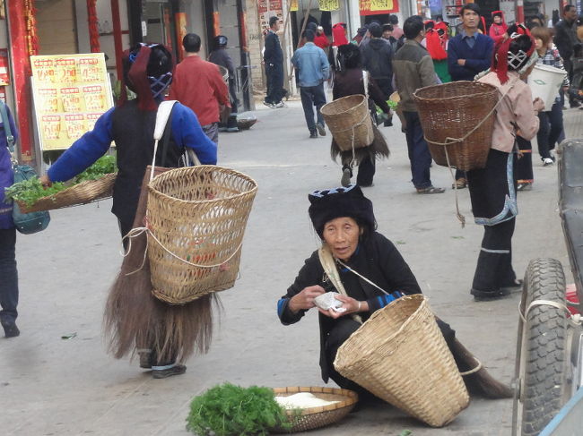 　中で商売できない人達は、市場入口付近で路上販売します。民族服を来た女性があっちにも、こっちにも。ここでは、これが毎朝繰り広げられるごく普通の風景です。しかも、市場があるのは銀行や商店が立ち並ぶ町の目抜き通り。