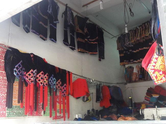 　これだけ利用者が多い訳なので、街中には普通に民族衣装専門店(写真)があります。左下は例の帽子。