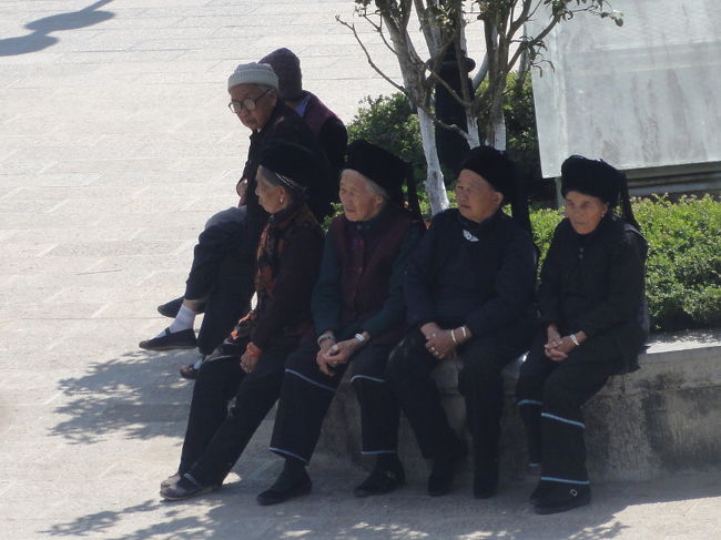 　これは広場で雑談する年配の女性たち。何かの劇団員ではなく、単に近くに住む住民です。広々としたコンクリートの地面と小奇麗な衣装が実にミスマッチです。