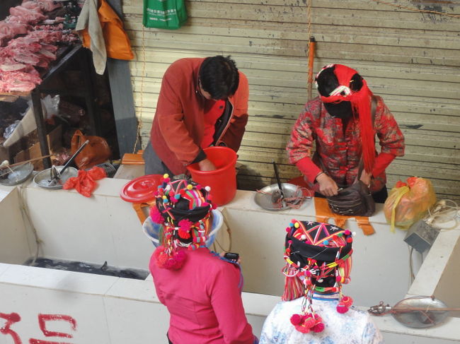　市場の魚屋さん。売り手も買い手もおしゃれな帽子を忘れません。