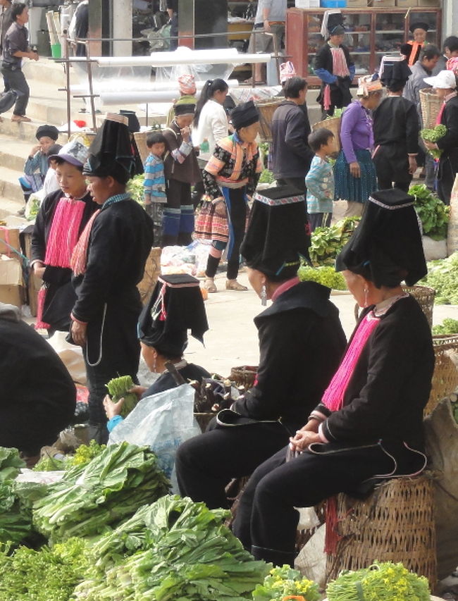　ここでは、奇抜な頭飾りが特徴的なランテン・ヤオ族(写真)の女性が確実に見られます。他ではたまに見かける程度ですが、老孟では「売り手」でもあるからです。