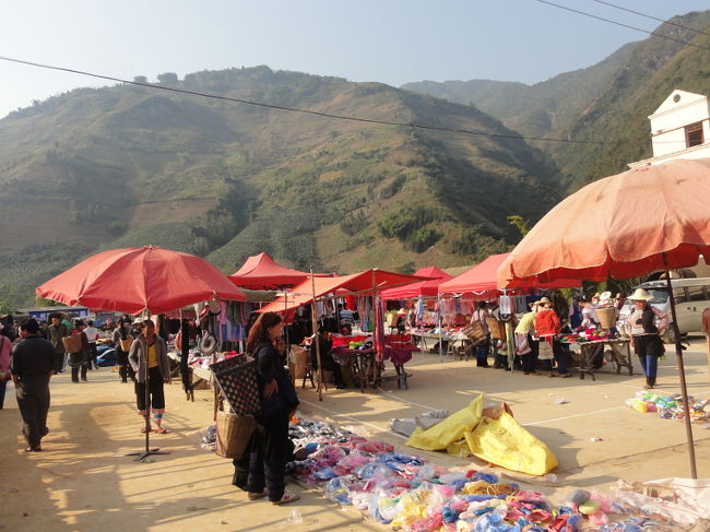 　次に向かったのが、黄茅嶺の土曜市。乗合ワゴンで1時間強。山に囲まれたのどかな市場です。