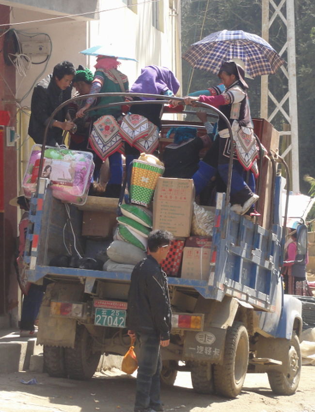 　ずいぶん不便な場所で行われるマーケットですが、ここに来ている客の多くはさらに辺鄙な場所から来ています。トラックで乗りつけ、商品や食料品をまとめ買いしていくグループをいくつか見かけました。他の村人の分まで買っているに違い有りません。こういう事情もあってか、元陽近郊のマーケットは大変活気があるものになっています。
