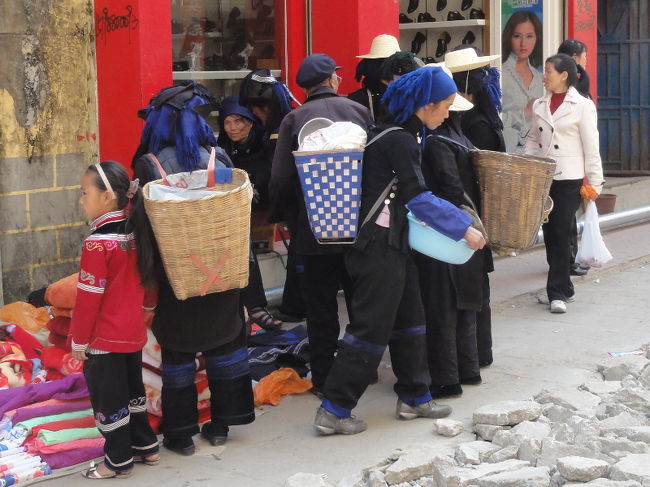 　こちらはハニ族。イ族と比べややシックな感じが多いようです(子供は例外)。ただし、ハニ族の場合、その居住地や部族の系列によってスタイルがかなり異なります。つい先日訪問した緑春もハニ族です。覚えてますか？