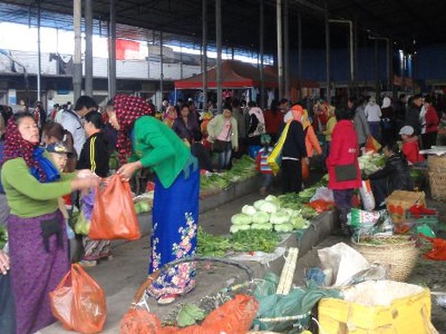 [孟混(モンフン)、西定]<br /><br />　北から南まで移動しておいて、これといった成果なし。小規模な都市はもちろん、かなりの田舎でも民族衣装を見ることは厳しくなっています。やはり、ここは定期市をピンポイントで攻めるしかないようです。幸い、シーサバンナ地区には著名な定期市がいくつかあります。ひとつは孟混(モンフン)の日曜マーケット。アクセスは、景洪からバスで70分、孟海(モンハイ)から20分(6元)。 有名なマーケットですが、見た感じ普通の常設市場で、定期市という感じはしませんでした(写真)。