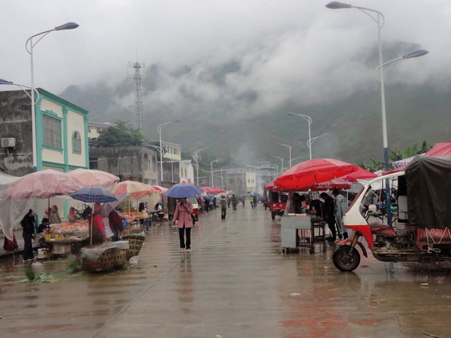 [金水河]<br /><br />　金平・定期市の翌日、ベトナム国境にある金水河鎮でも定期市が開かれます。せっかくなので行ってみることにしました。アクセスは金平バスターミナルから乗り合いワゴンで１時間半。この日は途中、土砂崩れで足止めを食らってしまい、金水河の那発に着いた時にはもうお昼を回っていました。<br /><br />　雨のせいもあって、道路に並んだ店はすでに店じまいモード(写真)。沙ヤオ族の他、各種少数民族、さらにはベトナムからの越境組もいると聞きましたが、人が少なくて話になりません。一応、タイ族っぽい人とヤオ族っぽい人（写真下)は確認できました。