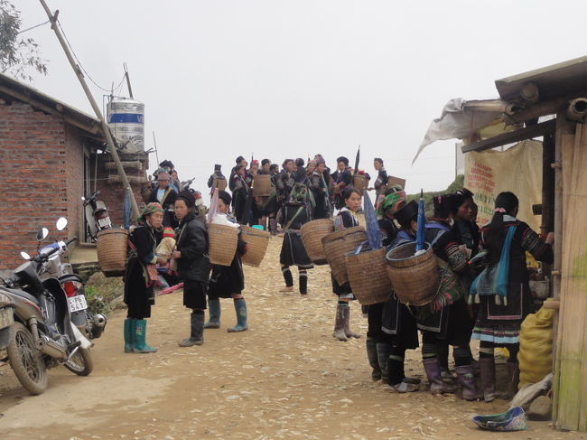 　このトレッキングで面白いのが、地元住民がもれなく付いて来ることです。例えば１０人のグループでコースを回っていたとすると、同じくらいの人数の現地女性が「勝手に」グループに帯同して話相手になってくれます。遠くから見ていると、まるで大名行列のようです。もちろん、最後には「buy for me!!」と情に訴える作戦なのですが、みんながみんな何か買ってくれるわけではありません。そんな不確実な状況の中、長時間明るく振舞う彼女達は、あまり損得を考えない性格なのかもしれません。<br /><br />写真: ラオチャイの食堂の外で団体客を待つ物売りの女性達。