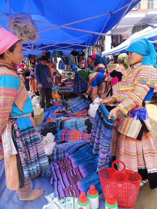 [まとめ]<br /><br />　さて、長々と雲南及び周辺国を旅して来ました。最後にお勧めプランを考えてみたいと思います。やはり外せないのが、老孟とバックハーの定期市。くしくも同じスカート系の民族衣装が見られます。元陽からサパは一日で移動できますが、困ったことに、この２つのマーケットは共に日曜開催です。両方見ようとすると、その間の時間を潰さなければなりません。しかし、観光スポットはいくつもあるので問題ないでしょう。元陽の棚田観光と定期市、サパのトレッキング、タイミングが会えば金平、時期が合えばちょっと遠回りですが羅平の菜の花畑などにも立ち寄れます。<br /><br />　結局、ありがちな「雲南-北ベトナム」ツアーと同じような内容になってしまいましたね。まあ個人旅行とはこんなものです。ガイドブックにあたかも魅力があるかのように書かれている場所に行き、実はたいしたことないことを確認する。その繰り返しです。ツアーのスケジュールが洗練されているとわかっていても、自分だけの発見を求めて遠回りしてしまう。逆に遠回りしたからこそ自信を持って言えるのです。<br /><br />「少数民族衣装が見たければ元陽とサパに行け」と。<br /><br /><br /><br />[リンク集]<br /><br />==中国旅行記一覧==<br />http://4travel.jp/traveler/sekai_koryaku/album?dmos=os&amp;level1=1&amp;level2=2&amp;level3=&amp;sort=when<br /><br />==海外旅行記一覧==<br />http://4travel.jp/traveler/sekai_koryaku/album?dmos=os&amp;sort=when<br /><br />==国内旅行記一覧==<br />http://4travel.jp/traveler/sekai_koryaku/album?dmos=dm&amp;sort=when<br /><br /><br />==少数民族関連==<br />貴州省 ミャオ族・トン族 全５作<br />http://4travel.jp/travelogue/10524183<br />中米の民族マーケット 全１５作 + ２作<br />http://4travel.jp/travelogue/10688306