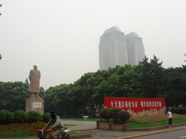 さてさて本題のキャンパス紹介！<br /><br />まずは復旦の新シンボルのお話から…