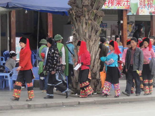 　とりあえず河口に一泊。河口は基本的に漢族の街ですが、交通の要所でもあるため、少数民族のグループをちらほら見かけます。全く同じ服を着て集団で行動する姿は、都会に迷い込んだ小動物のようで滑稽です(写真、写真上)。<br /><br />　ところで、この河口という町は国境の街らしく、実にハチャメチャなところです。夜になると１０代のベトナム人娼婦が街を闊歩する「ゆるさ」がある一方で、ここの税関は、私が知るかぎり中国で一番の「きつさ」です。ベトナム・中国共に２週間のビザ免除があるため、理論的には永遠に行き来できる、と言われてきました。しかし、ここのタカビーな税関がそんな甘いプランを許してくれるかどうか、甚だ疑問です。