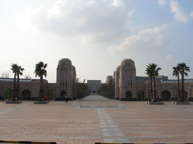 おまけに。<br />こちらは復旦大学のさらに北側の区画に新しくできる理工学部のキャンパス。<br />私がいるころにはまだ土地に建物しか建っていませんでしたが、<br />どうですか、このヨーロッパ建築を思わせるシンメトリ！