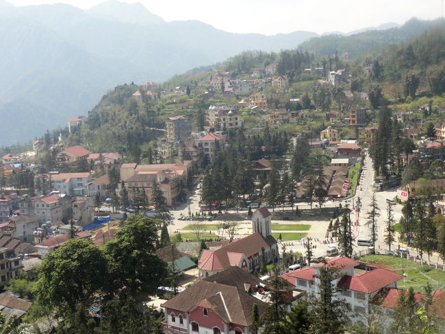 [サパ]<br /><br />　翌日、対岸のベトナム・ラオカイに渡った後、乗合ワゴン(1時間)でサパの町へ。ここはかつてフランス人の避暑地だった場所で、街はやや洋風。ホテルによっては別荘風の内装で、中国にはないセンスを感じます。