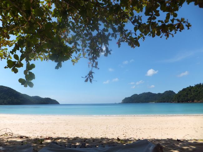 ドイツ人夫婦を見送って部屋に帰り<br />水着に着替えて、部屋の前のサンベッドへ。<br /><br />今日も変わらず、晴れ渡って、海は美しいです。<br /><br />この日もさっそくシュノーケルです。<br />まずは、昨日も行った、湾の左側へ行ってみます。<br />残念ながら、用意してきた水中カメラ（写るんです）は<br />昨日で使いきってしまったので、<br />この日は写真に撮ることができませんでした。<br /><br />