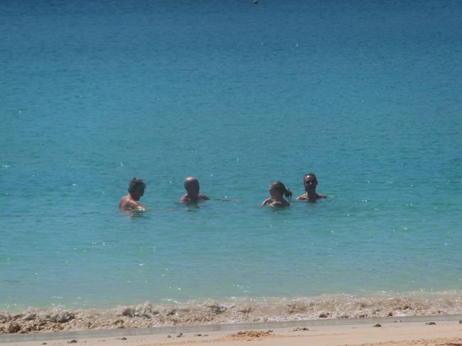 またビーチに戻ってくると、<br />イタリア人グループが海に入って行きました。<br /><br />でも、なんか温泉に浸かってるみたいに見える〜＾＾