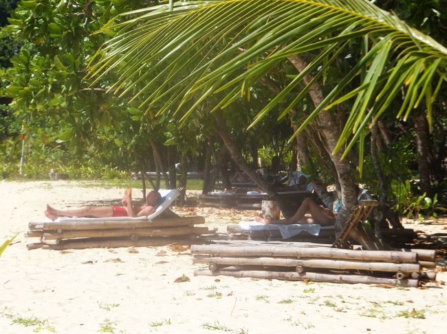 お隣のお部屋の宿泊客も<br />サンベッドに横たわって、リラックスしています。<br /><br />うん、なんか白人らしい風景ですわ＾＾
