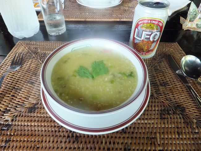 まずは、二人ともスープです。<br />名前は、わかりません。<br />メニューボードの文字が読みづらくって、正体がわかりません＾＾；<br /><br />実際に来たものを食べてみると<br />なんと、ライス・スープのようでした。<br />お粥やリゾット、というほどではありませんがお米が入っています。<br />スープノベースはココナッツミルクですが、スパイスのほかに<br />セロリも入っていて、その風味がとてもよく合います。<br />ほかに、ニンジンやシイタケやタマネギが刻まれて入っています。<br /><br />毎度のことながら、スープの塩加減は絶妙です。