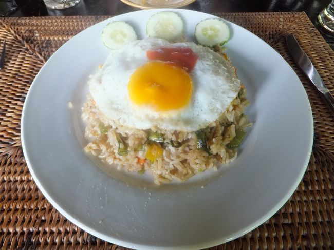 スープを食べてから４０分後に<br />私が頼んだ、ナシ・ゴレンがやってきました。<br /><br />まあ、これはインドネシア風チャーハンです。<br />まあ、味は東南アジアらしく、魚醤で味付けかな？<br />できれば、目玉焼きの上に乗ってるのはケチャップじゃなくて<br />サンバルにしてほしかったな〜。<br /><br />でも、おいしかったです。