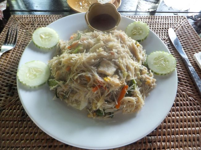 ちなみに、こちらは<br />主人の頼んだライス・ヌードルです。<br /><br />東南アジアでよくいただく<br />バーミセリ（お米の春雨）ですね。<br />なるほど、確かにライス・ヌードルだわ。<br /><br />現地の料理を英語にされると<br />かえって、正体がわからない時があるんですよね〜。