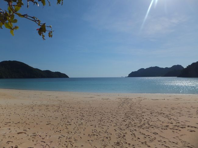 午後２時過ぎ、<br />昼食を終えて、燦々と降り注ぐ太陽！<br />変わり映えのしない風景ですが、気持ちがいいです。<br /><br />さっそくまたシュノーケルへ。<br />今度は湾の右手に行ってみました。<br />ドラム缶のイカダの係留してあるあたりです。<br /><br />でも、この日気付いたのは、<br />まだ若干ながら残っているサンゴの周りには<br />やっぱり魚が多いということ。<br />やっぱりサンゴは海の中の生態系の一翼を担っているんですね！<br />