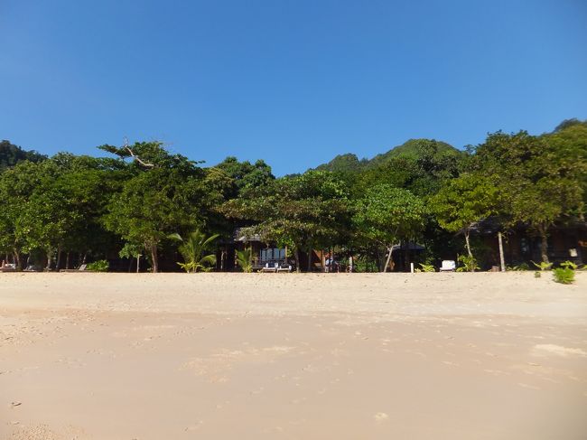 ３時過ぎ、ちょっと体が冷えてきたので<br />部屋に戻ってきました。<br /><br />海側から見ると、部屋はこんな風に<br />木々に見え隠れするようにできています。<br /><br />主人は、まだシュノーケリングを楽しんでいましたが<br />私は部屋に戻って休むことにしました。