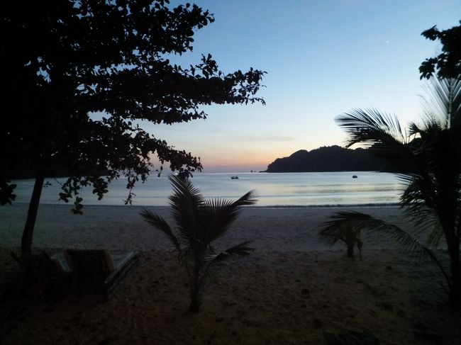 あ〜、一日は早いですねえ。<br />昼寝をしていたら、もう夕方の６時ですよ。<br /><br />今日も夕暮れがきれいですね。<br />かなり日も落ちてしまったようですが<br />ちょっとビーチへ行ってみましょう。