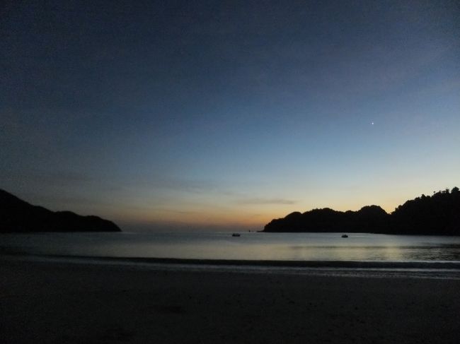 ありゃりゃ〜、<br />もうこんなに暗くなってしまいましたね〜。<br />それでも、このグラデーションがきれいです。<br />右上に、三日月が昇ってきました。