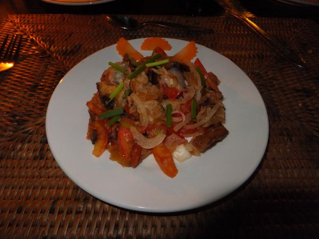 前菜は　Fried Egg Plant Salad だそうです。<br /><br />オニオン・パプリカ・トマト・ナス<br />そしてやわらかい鶏の皮をカリッと揚げて<br />ドレッシングで和えたものです。<br /><br />鶏皮が油で揚げているけど<br />酸味のあるドレッシングのおかげで<br />さっぱりといただけます。<br />