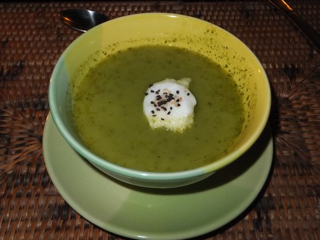 スープは「パカナ」という葉っぱのクリームスープのようなんですけど、<br />この「パカナ」は現地の食材のようで、該当する英語はないそうです。<br />でも、ミャンマー語では「ガッラン」というそうで。<br />ってことは、「パカナ」って何語？<br /><br />興味深げにしていると<br />ウイン・テュくんが、調理前のパカナの葉っぱを<br />わざわざ、厨房から持ってきて見せてくれた。<br />山東菜みたいなかんじだな〜。<br /><br />でも、スープはクセがなくて、美味しかった〜。<br />