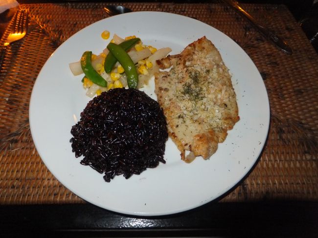 やっと出てきました、メインディッシュです。<br />すでにもう９時少し前なんですけど・・・。<br /><br />それはともかく、添えられてきたのは黒米？<br />と思って聞いてみると、なんと<br />「パープル・ライス」とのこと。<br />ふ〜ん、そんなのもあるんだ〜。<br /><br />で、主菜はというと、お魚のソテーつーか、ムニエル？<br />レモングラスの香りがほんのりとします。<br /><br />もうこの段階で、かなりおなかいっぱいなんですけど<br />頑張って、全部食べました。<br />パープル・ライスは、日本米ともタイ米とも違った食感で<br />なんだろう、ちょっと繊維のようなものを感じると言うか<br />しっかりと歯ごたえのあるものでした。<br /><br />欧米の方々も、気味悪がるかと思ったけど<br />けっこうみなさん、召し上がってましたね。