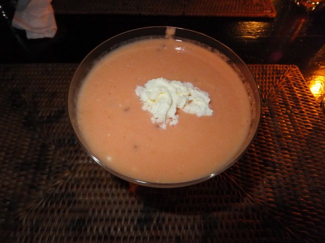 ２１時２０分<br />やっとデザートが出てきましたね。<br />待ち切れずに、メインを終えてさっさと部屋に戻った<br />宿泊客も続出・・・。<br />う〜ん、さすがのヨーロッパ人も<br />夜９時を超えると、さすがに待ちきれないよね。<br /><br />それはともかく、この日のデザートは<br />多分、スイカをつかったムースでしょうか。<br />上にはホイップクリーム。<br />やっぱり、フルーツ系のデザートのほうが、<br />このレストランは美味しいです＾＾；