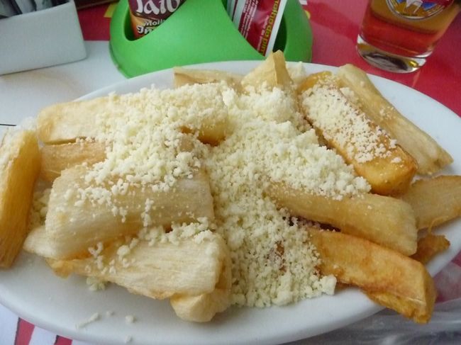 また、凄い量料理が出てくると困るのですが、メニュー見ても読めないので<br />一番安いのを頼んだら...これ！<br /><br />結局、大盛り！<br />どうやら タロイモのフライのようです。<br /><br /><br />(13:01)