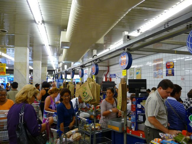 近くのスーパーに入ってみます。<br /><br />(14:22)