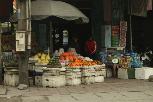 町の八百屋さんかしら？カラフルな果物が山積みされています。