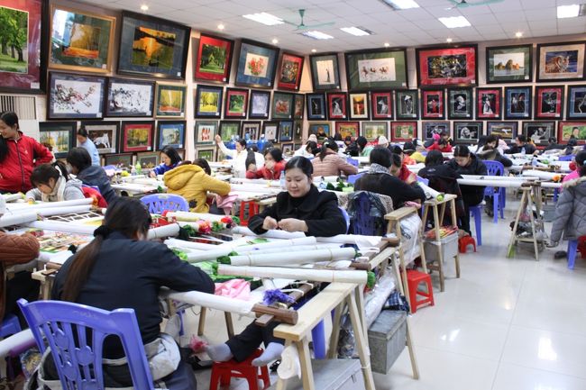 途中、景色などの刺繍を販売しているところに寄りました。<br />たくさんのお針子さんが手を休めることなく、刺繍に専念していらっしゃいました。車いすがサイドにおいてある人もいて、障害者の方々の働く場所にもなっているそうです。<br />