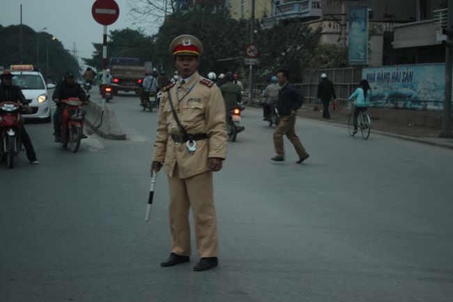 ハノイ市内に入ってくると、信号機の壊れたところにお巡りさんが立って交通整理をしていました。