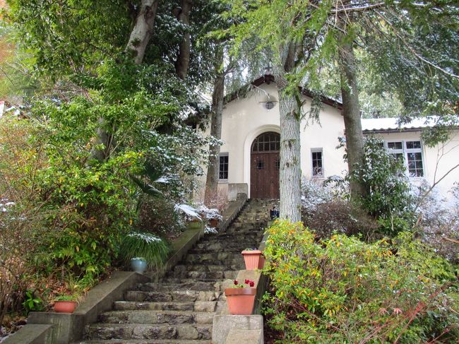 ヴォーリズ記念病院・礼拝堂：八幡山の麓に、こじんまりした礼拝堂があります。ここは開設した93年前から病院付牧師がおられるとのことです。<br /><br />木造であることからか温もりを感じる、病院に相応しい礼拝堂ですよね。