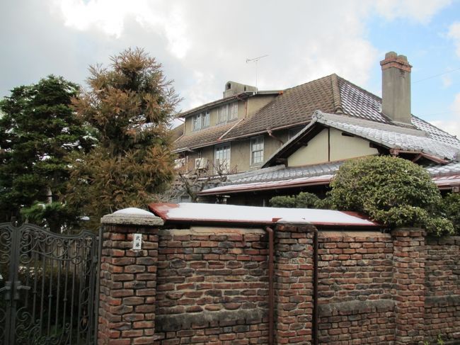 旧近江ミッション・ダブルハウス：1920(大正9)年に建築された、近江ミッションの米国人スタッフのための二世帯住宅です。近江ミッションの人たちに受け継がれ、現在も現役の住宅として使われています。