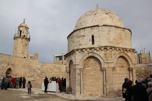 すぐ近くの昇天教会に入ります。復活したイエスが弟子たちの前で昇天したとされる場所に建てられた教会です。モスクの敷地内に建てられているため、すぐ隣にはミナレットがそびえています。