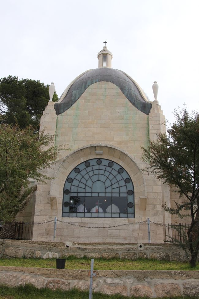 主の泣かれた教会（ドミヌス・フレヴィット）。イエスがエルサレムの滅亡を予見して涙を流したとされています。